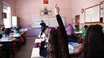 الغياب المزمن في المدارس: الأبعاد والحلول من واقع الدراسات الحديثة